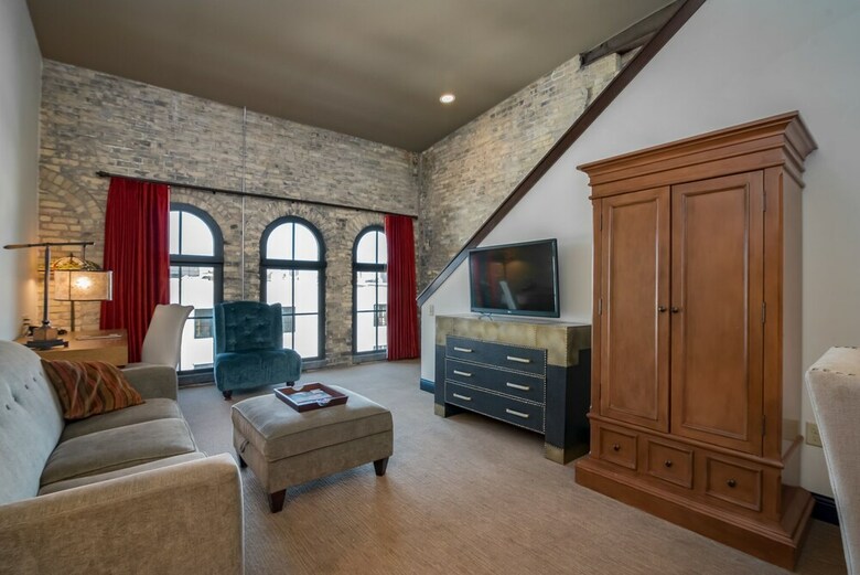 Hotel The Brewhouse Inn & Suites