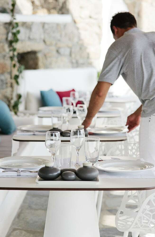 Kouros Hotel & Suites