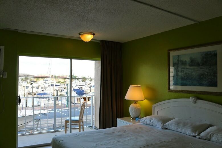 Hotel Camelot Waterfront Inn