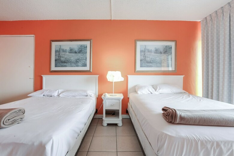 Hotel Camelot Waterfront Inn