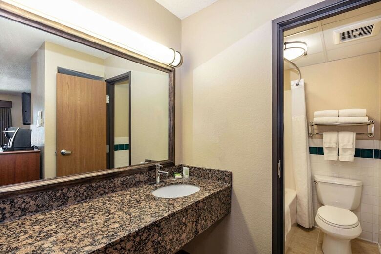 Hotel Americinn By Wyndham Roseau
