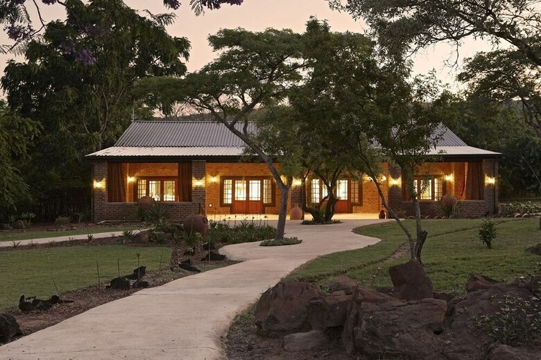 Shangri-la Country Hotel