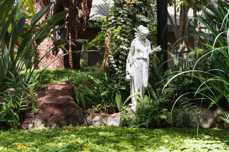 Shangri-la Country Hotel
