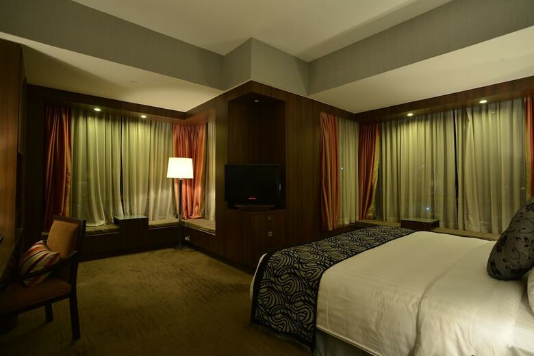 Peninsula Excelsior Hotel