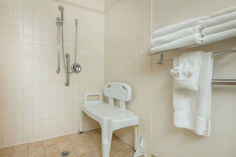 Hotel Microtel Inn & Suites By Wyndham Raton