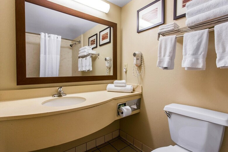 Hotel Comfort Suites Wilmington Near Downtown
