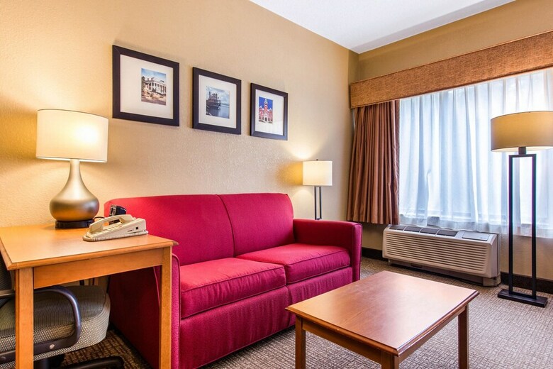 Hotel Comfort Suites Wilmington Near Downtown