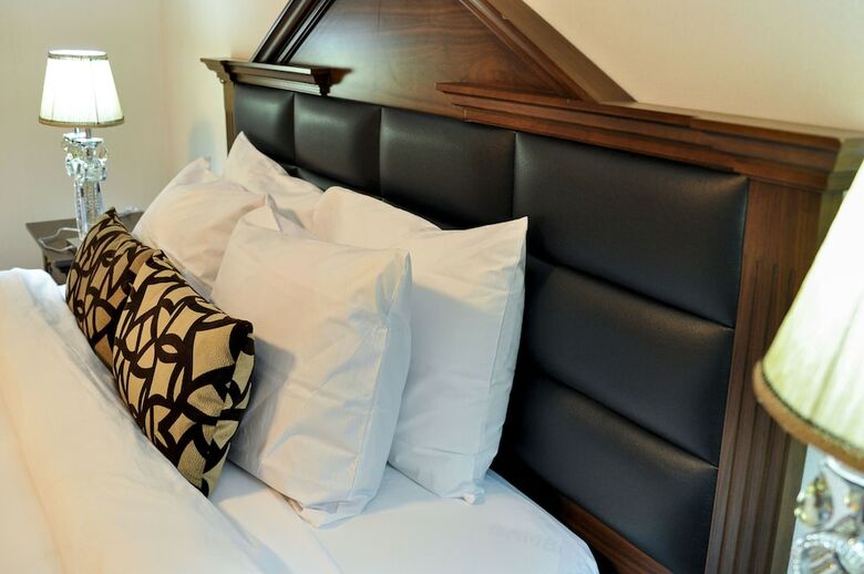 Hotel Caledonian Suites
