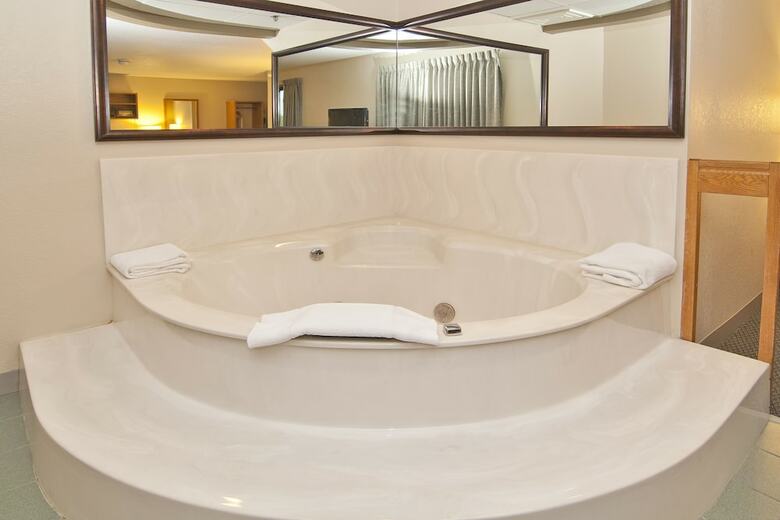Boarders Inn & Suites By Cobblestone Hotels - Faribault