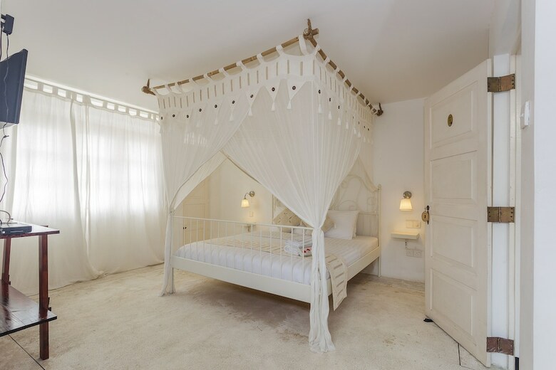 Royce Boutique Hotel