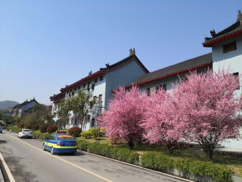Wudangshan Yinjie Holiday Hotel