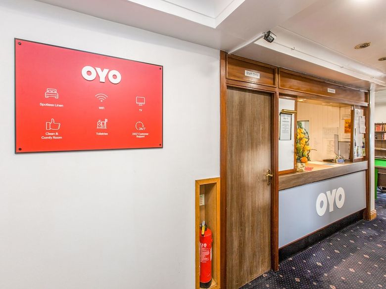 Oyo Stade Court Hotel