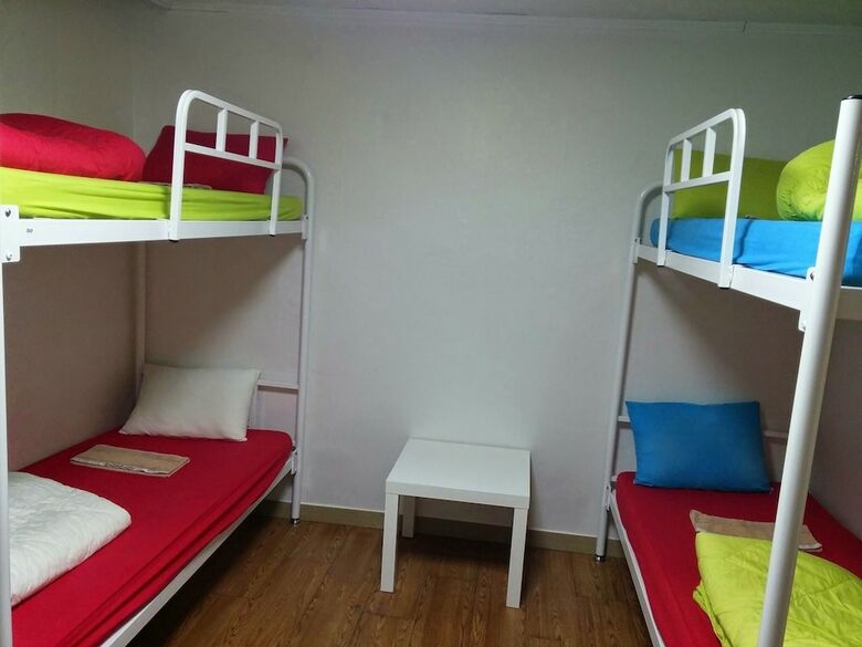 Hostal Zzzip Guest House