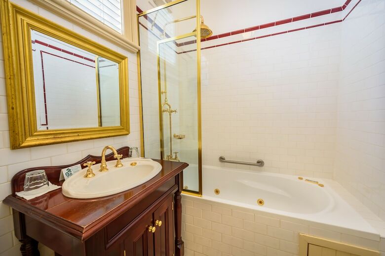 Cobb & Co Court Boutique Hotel