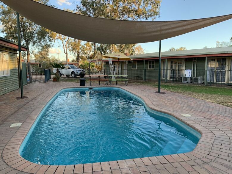 Motel Lightning Ridge Outback Resort & Caravan Park