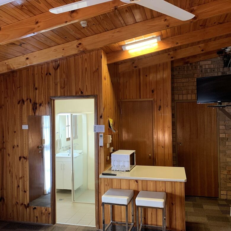 Motel Lightning Ridge Outback Resort & Caravan Park