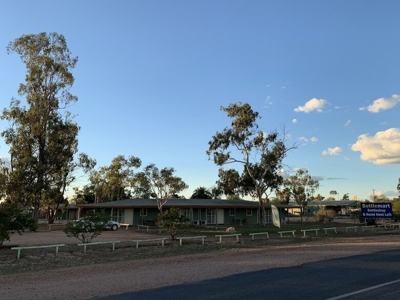 Motel Lightning Ridge Outback Resort & Caravan Park