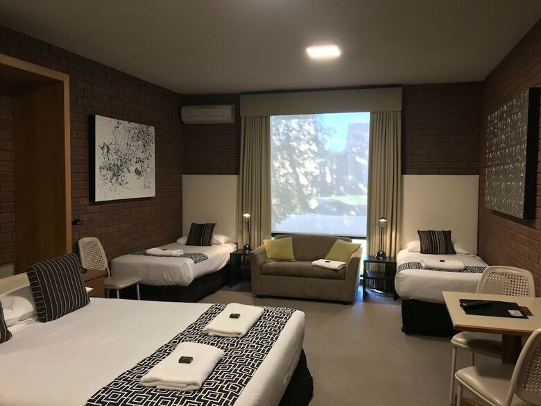 Sovereign Park Motor Inn