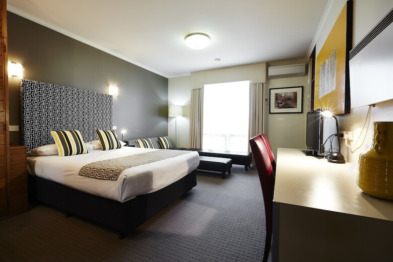 Sovereign Park Motor Inn