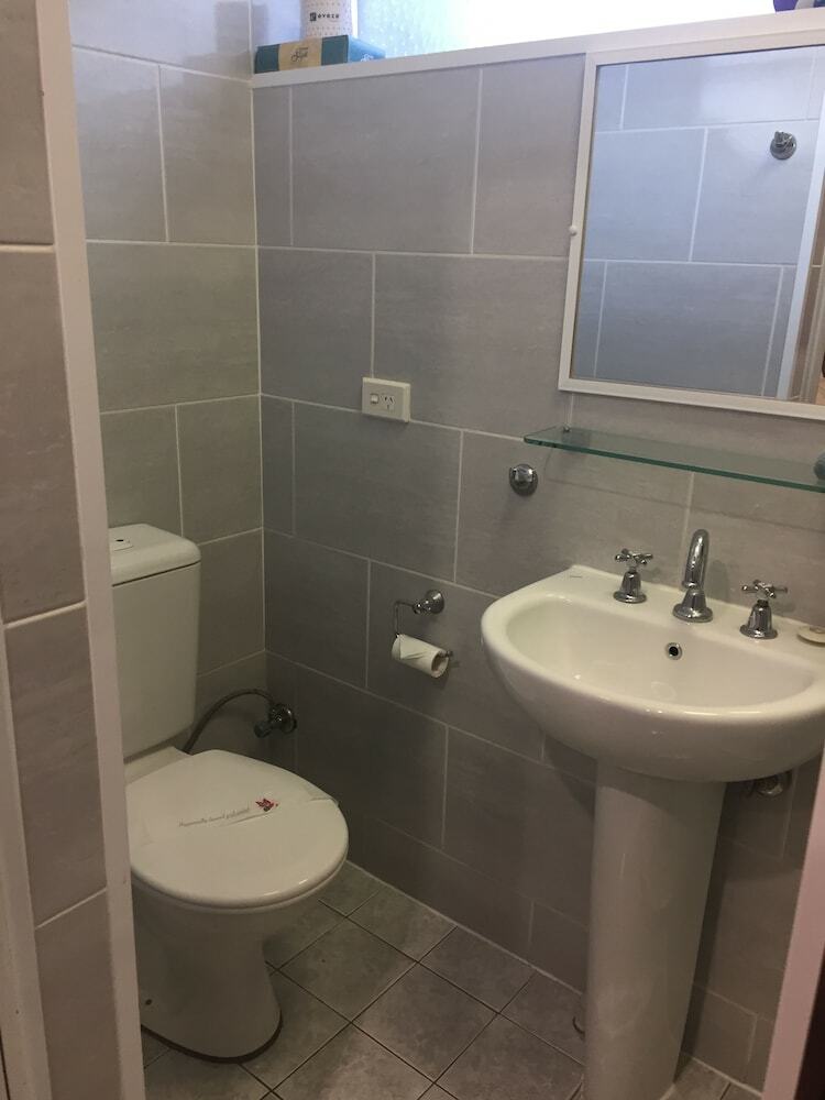 Across Country Motel And Serviced Apartments