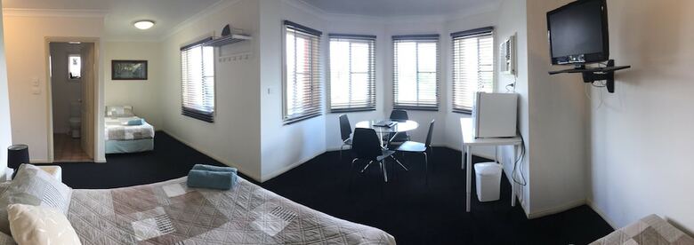 Across Country Motel And Serviced Apartments