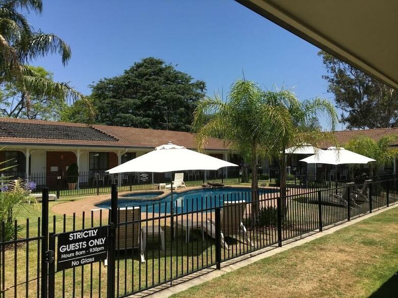Capricorn Motor Inn