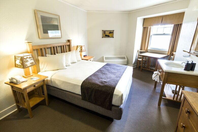 Hotel Old Faithful Inn - Inside The Park
