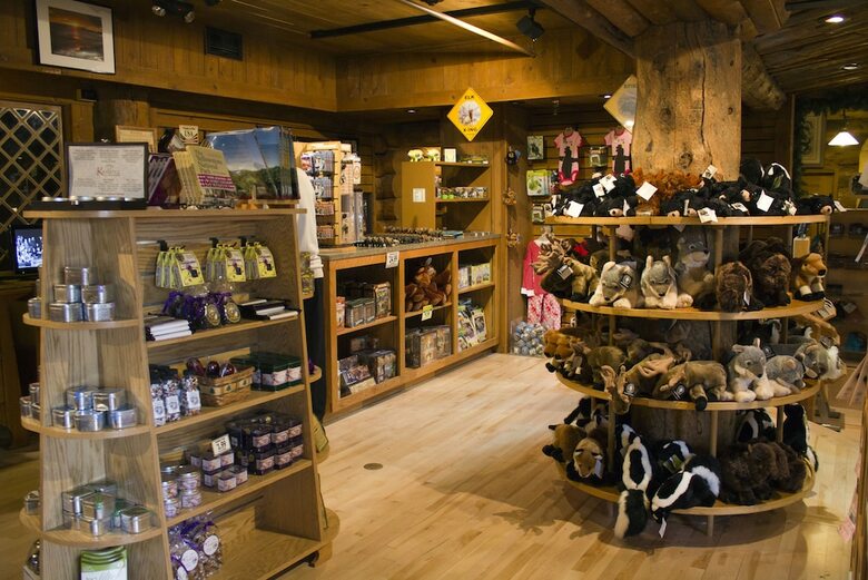 Hotel Old Faithful Inn - Inside The Park