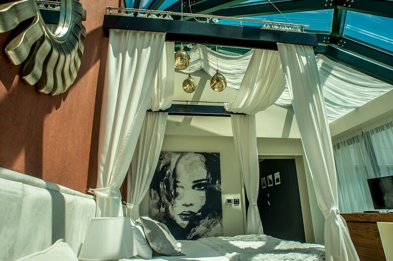 Hotel Hedonic