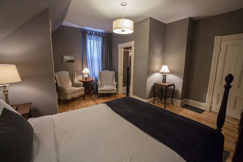 Bed & Breakfast The Hillhurst Inn