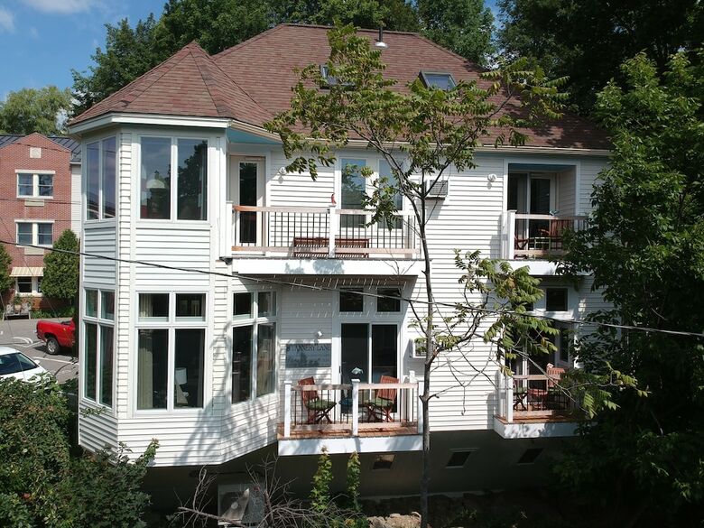 Camden Riverhouse Hotel