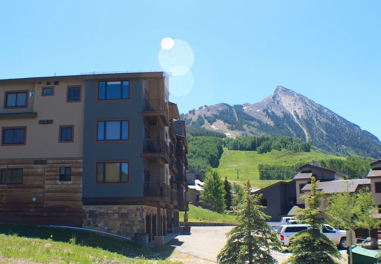 Crested Mountain North By Cb Lodging