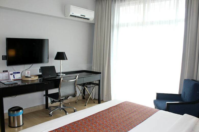 The Straits Hotel & Suites