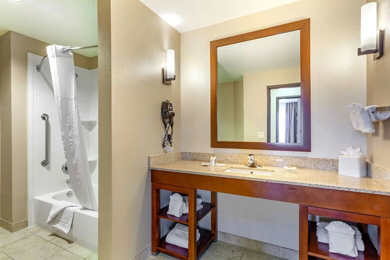 Hotel Comfort Suites Glendale - State Farm Stadium Area