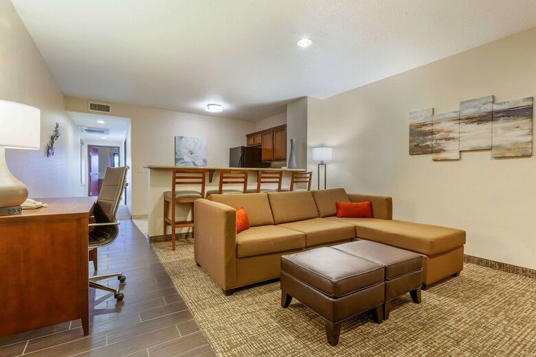Hotel Comfort Suites Glendale - State Farm Stadium Area