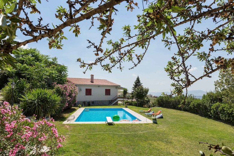 Dream Holidays In A Luxurious Garden Pool Villa