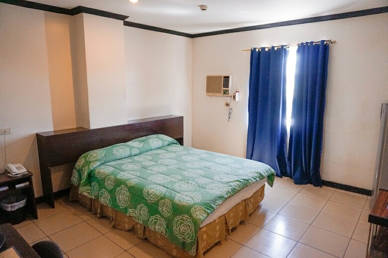 Crowne Garden Hotel