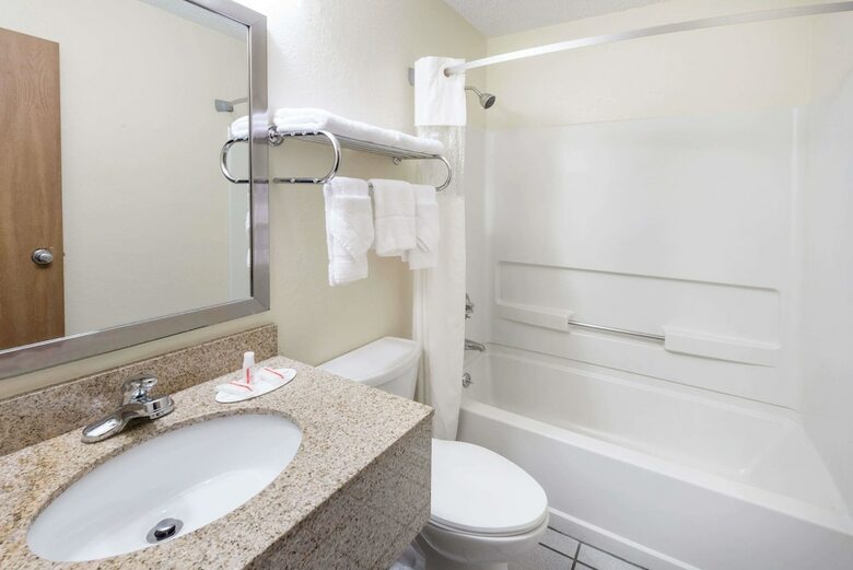Hotel Super 8 By Wyndham Franklin/middletown Area