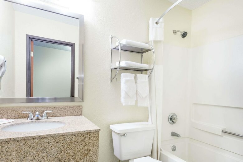 Hotel Super 8 By Wyndham Franklin/middletown Area