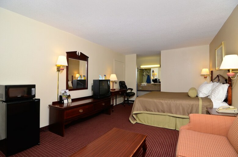 Hotel Travelers Inn And Suites