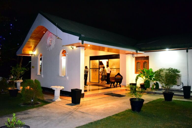 Hotel Guruge King's Island Resort