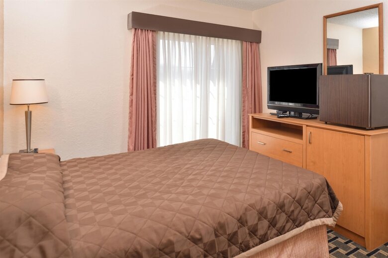 Hotel Americas Best Value Inn & Suites St. Cloud
