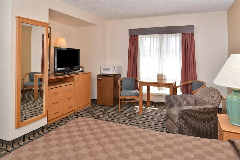Hotel Americas Best Value Inn & Suites St. Cloud