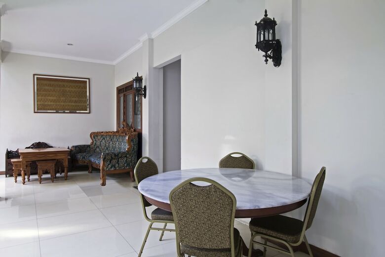 Hotel Reddoorz Plus @ Kelapa Dua Kebon Jeruk