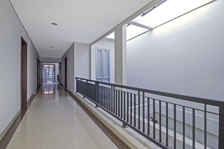 Hotel Reddoorz Plus @ Kelapa Dua Kebon Jeruk
