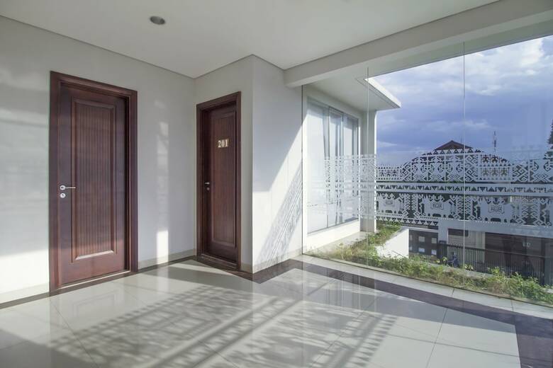 Hotel Reddoorz Plus @ Kelapa Dua Kebon Jeruk