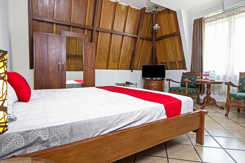 Hotel Reddoorz Plus Near Parahyangan University