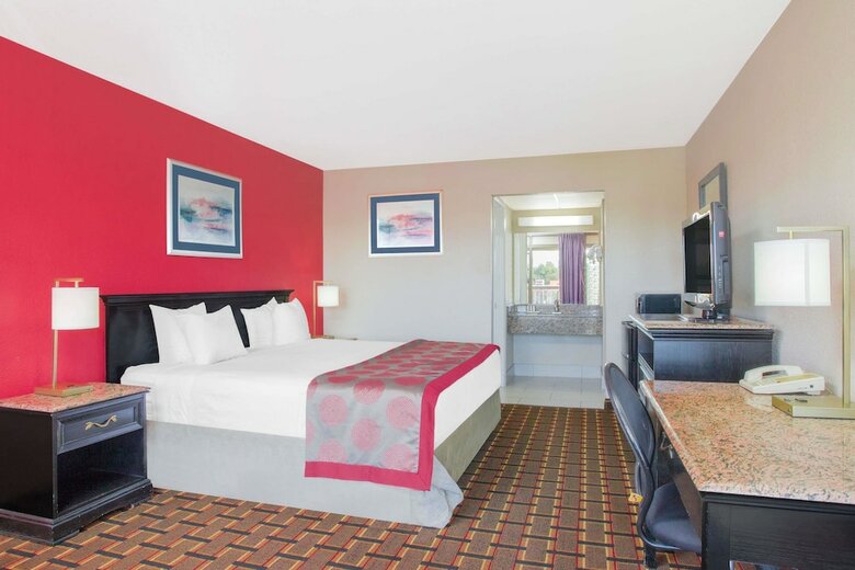 Ramada Hotel & Conference Center By Wyndham Edgewood