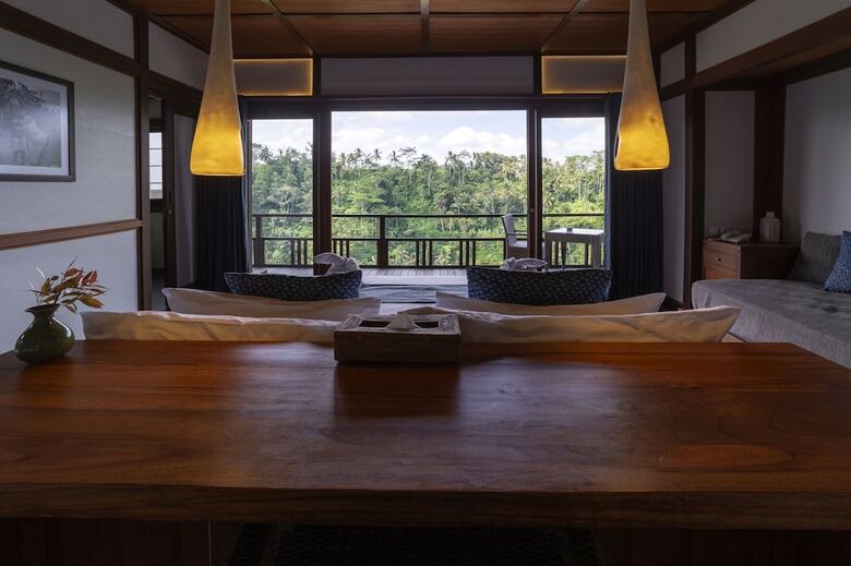 Hotel Suarapura Resort & Spa