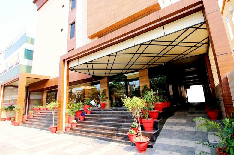 Pinnacle By 1589 Hotels